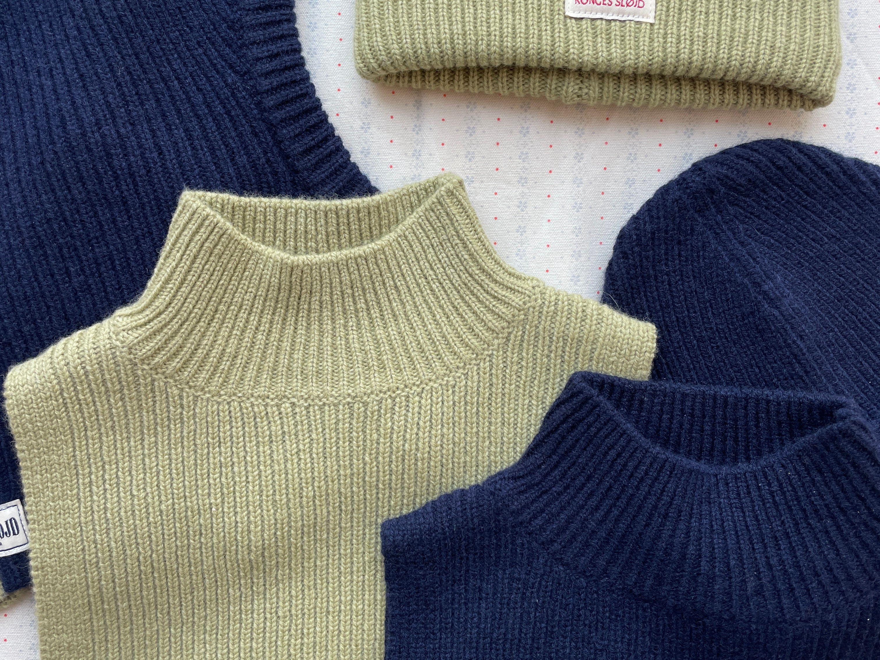 Konges Sløjd A/S NECKWARMER pale olive green