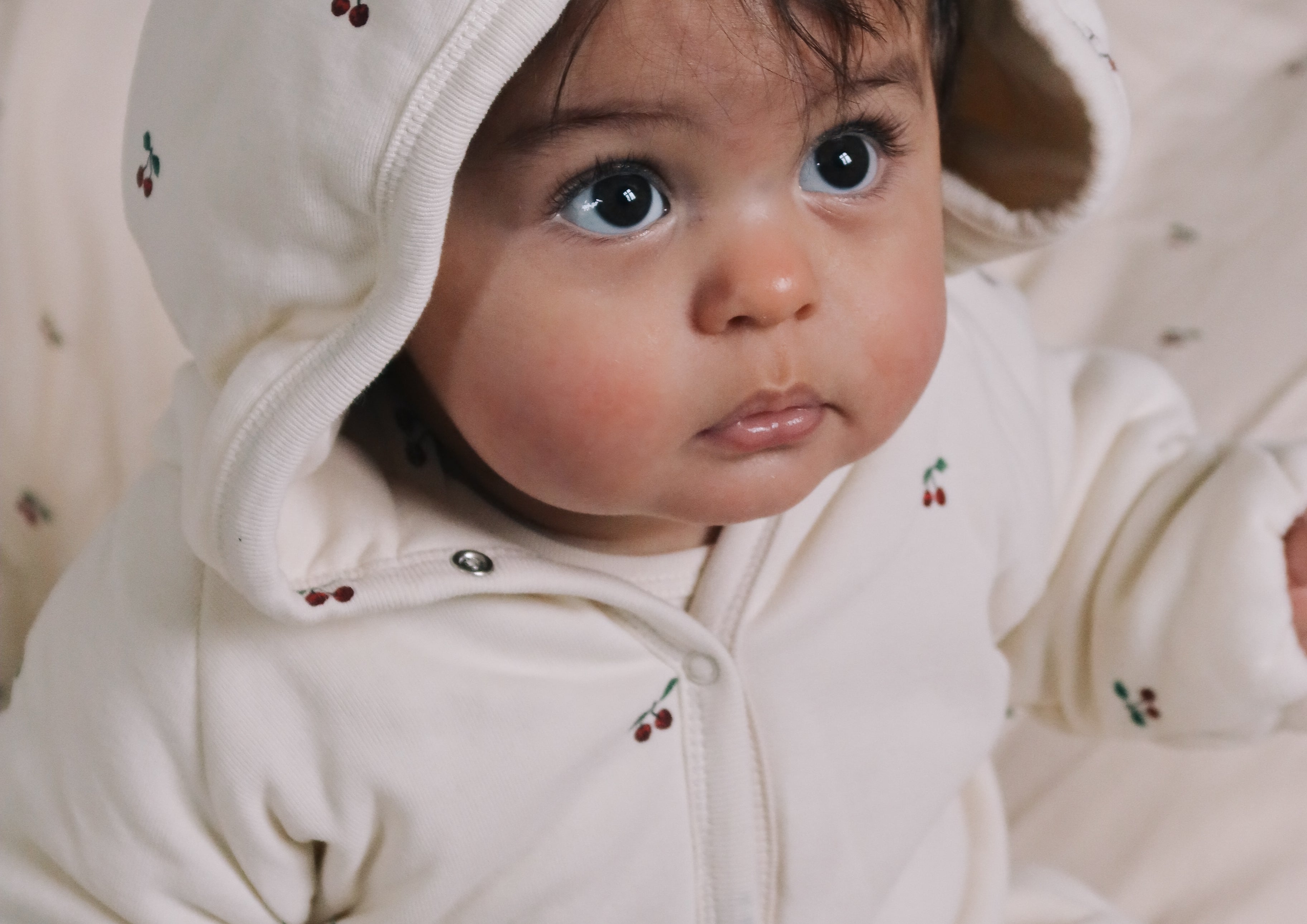 Konges Sløjd A/S Strampler mit Kaputze cherry