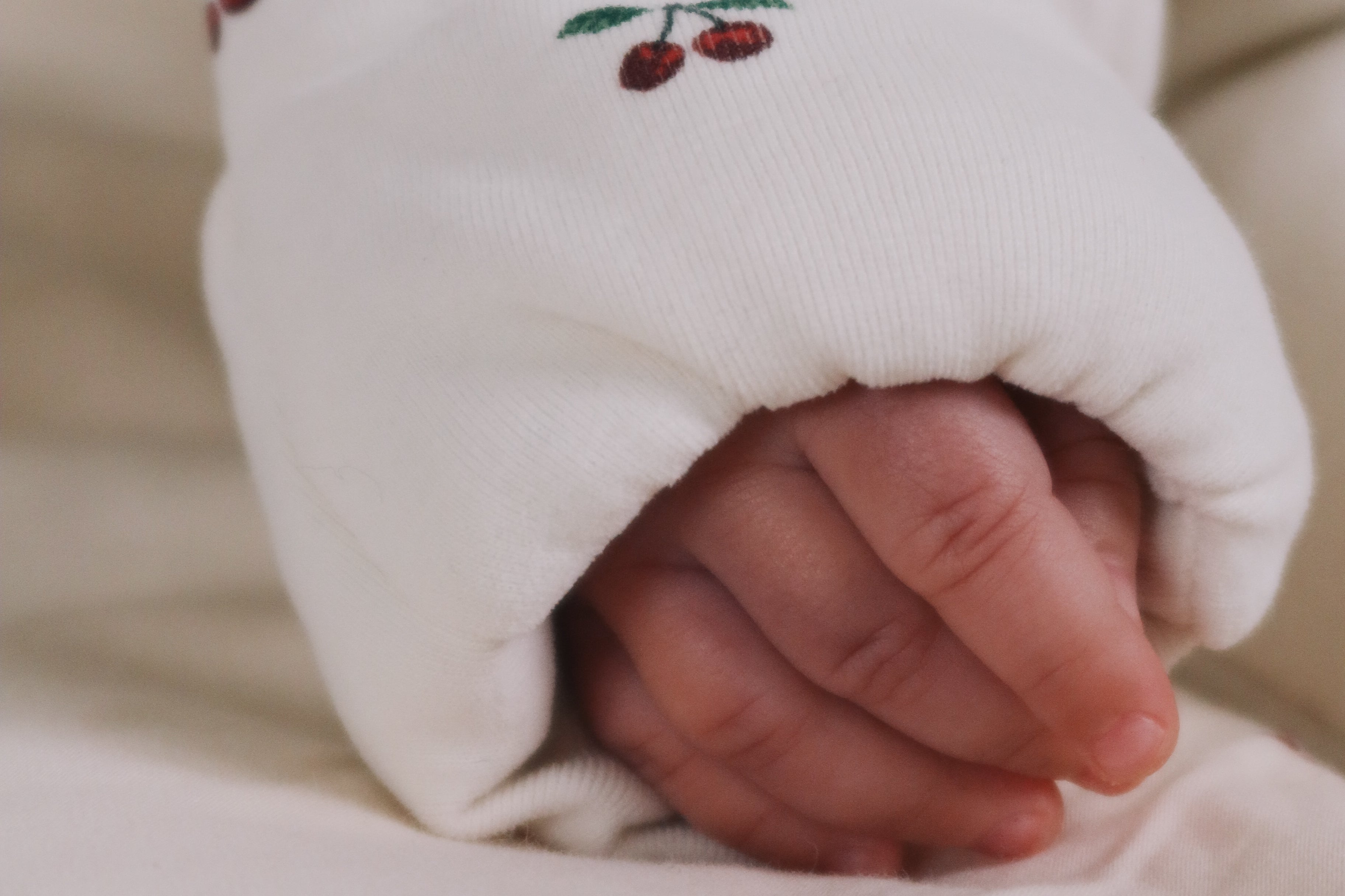 Konges Sløjd A/S Strampler mit Kaputze cherry