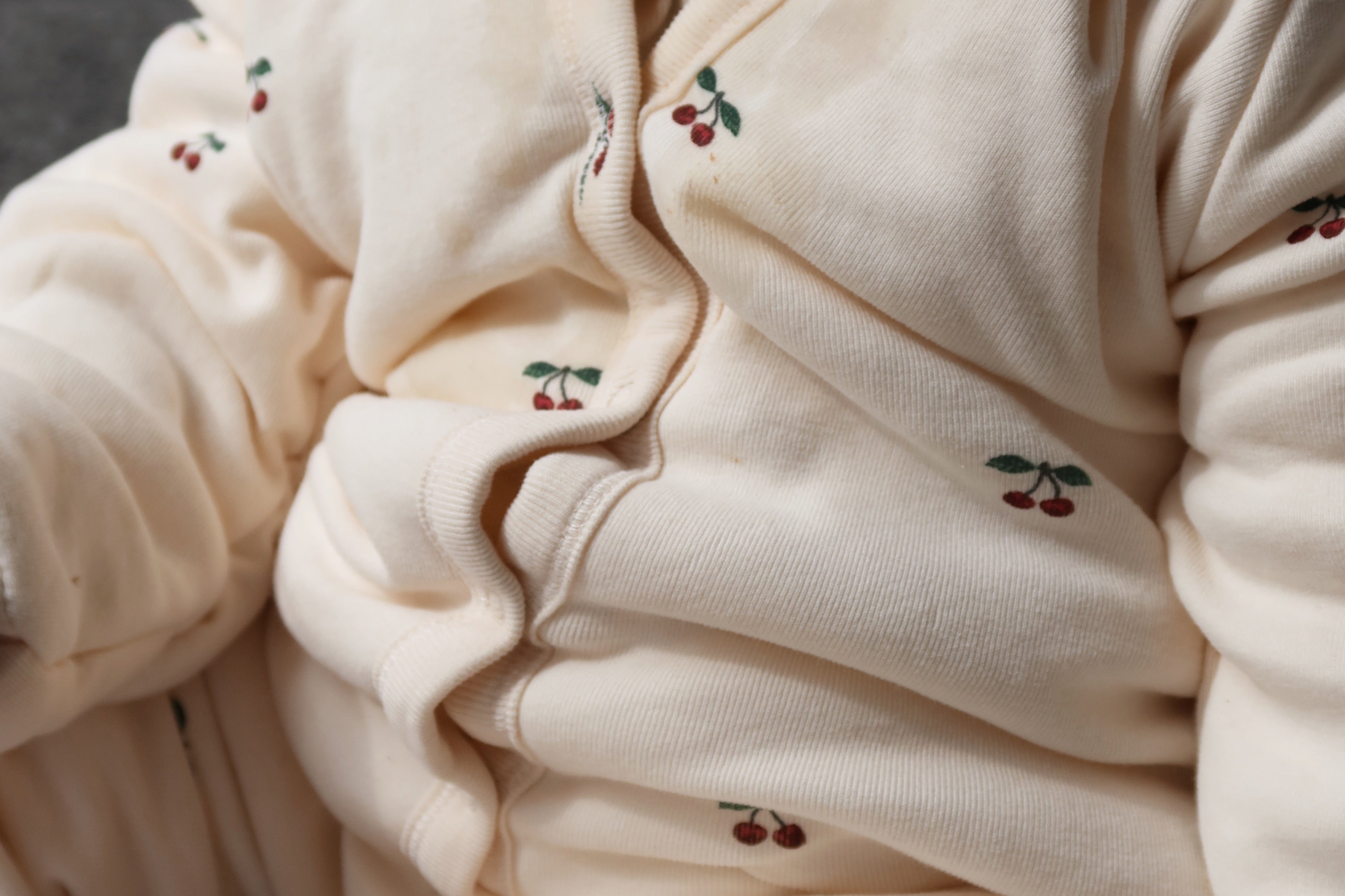 Konges Sløjd A/S Strampler mit Kaputze cherry