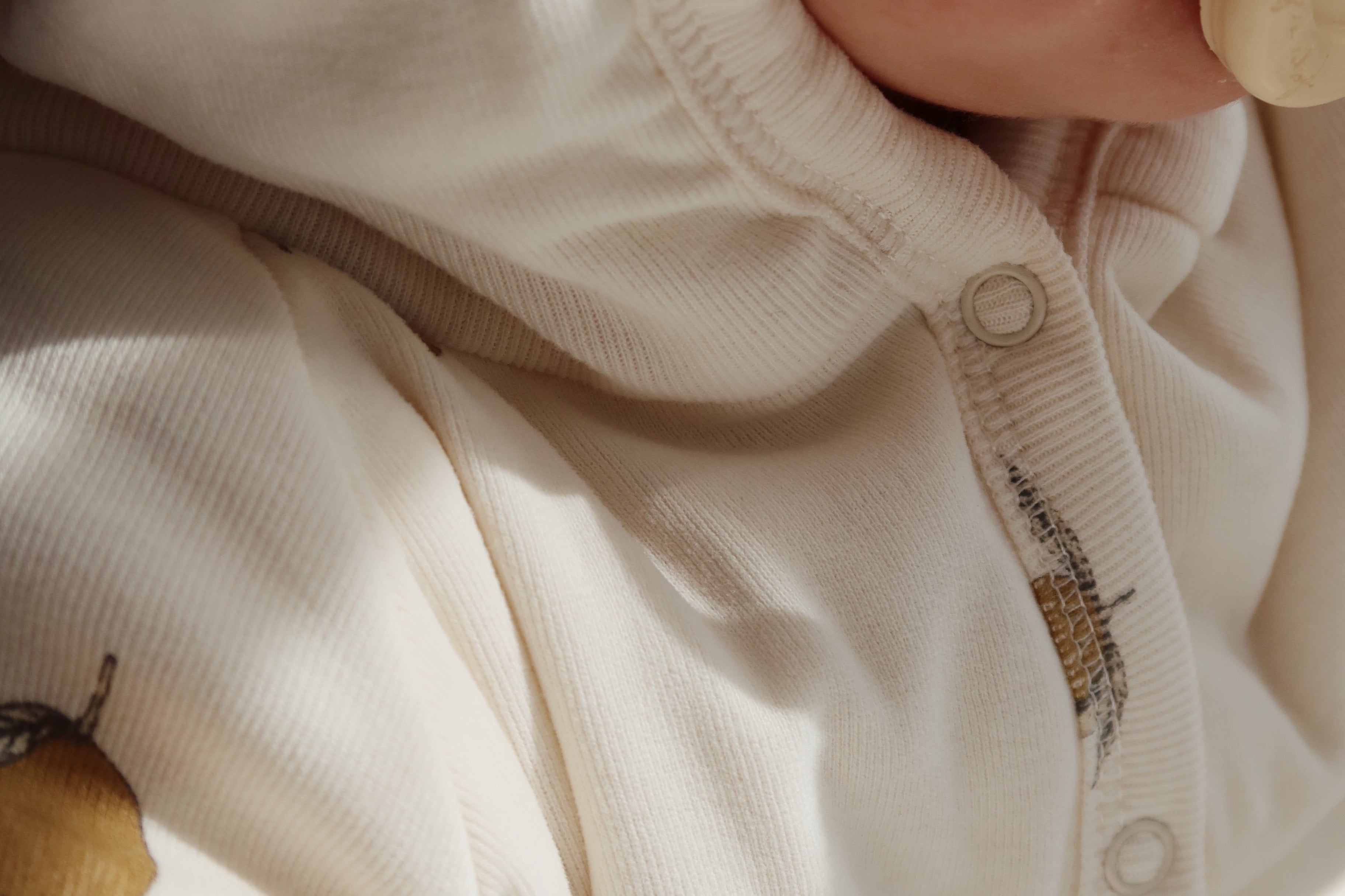 Konges Sløjd A/S Strampler mit Kaputze lemon