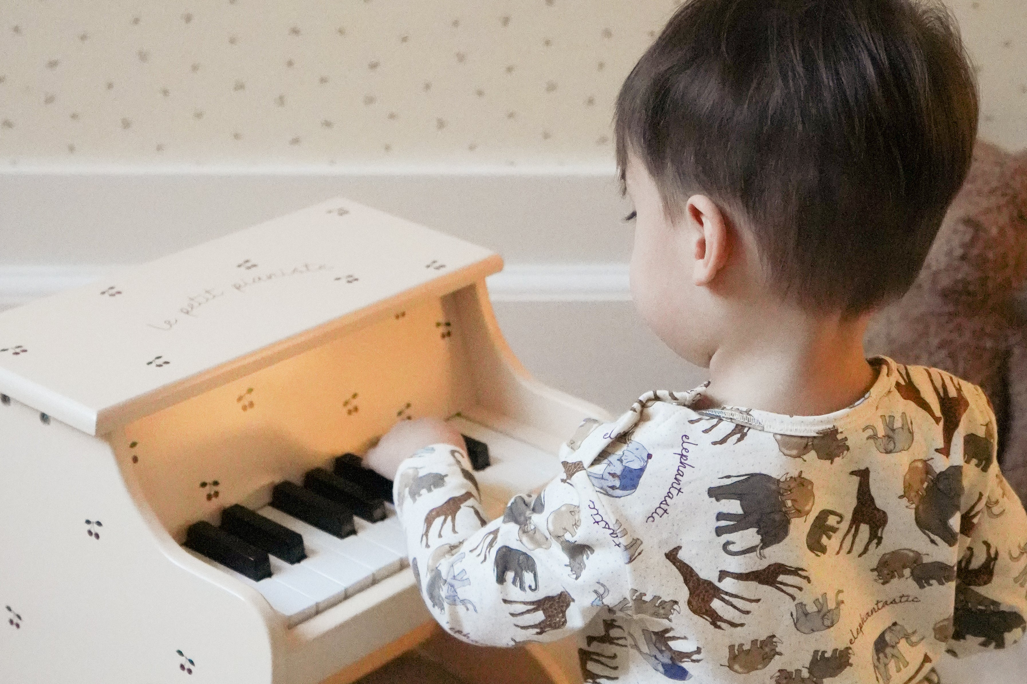 Konges Sløjd A/S Spielzeug mit Musik cherry