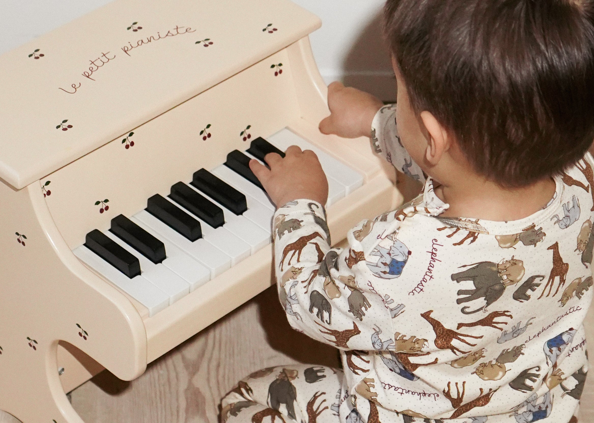 Konges Sløjd A/S Spielzeug mit Musik cherry